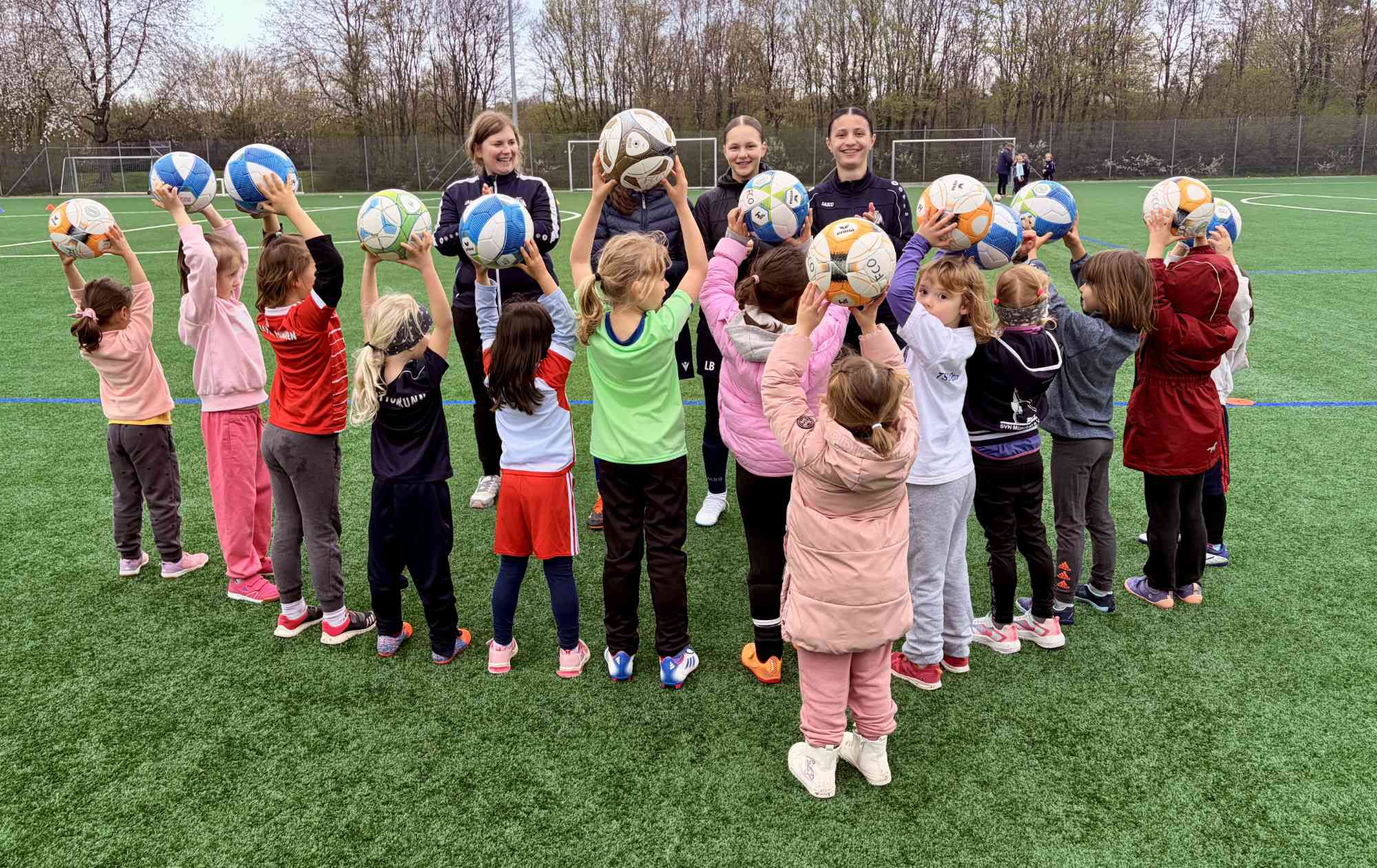 Bild Mädchen Fußball-Kindergarten